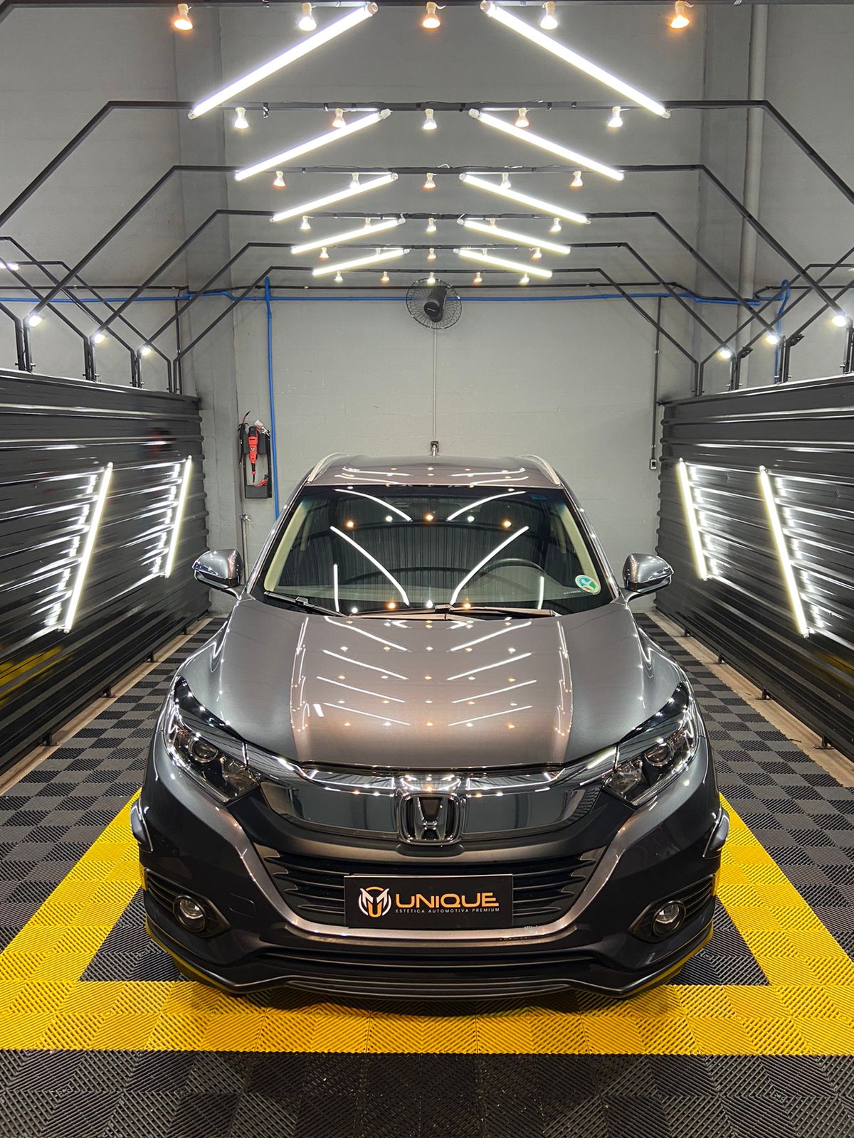 Carro finalizado no box iluminado da Unique Estética Automotiva Premium em Londrina
